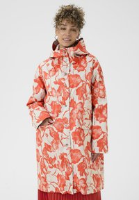 Kvetinový plášť do dažďa so vzorom červených a bielych kvetov, kapucňou, prednými vreckami a zapínaním na gombíky, s voľným, rovný dizajnom.