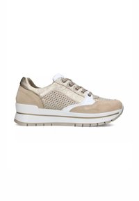 Sneaker beige in suede e tessuto metallico, con design perforato, accenti bianchi, collarino imbottito e suola spessa bianca con strisce beige.
