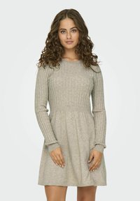 Robe en tricot côtelé gris clair avec manches longues, col rond, corsage ajusté et jupe évasée. Texture douce avec des détails subtils.