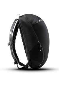 Mochila ergonómica negra con un diseño elegante y redondeado, fabricada en nylon texturizado, con múltiples compartimentos con cremallera y correas ajustables.
