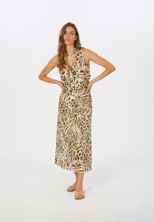 Ein ärmelloses, knopfdown Kleid aus einem tanfarbenen Stoff mit einem Leopardenmuster, das bis zur Mitte der Waden fließt, mit einer weichen Textur und lockerer Passform.