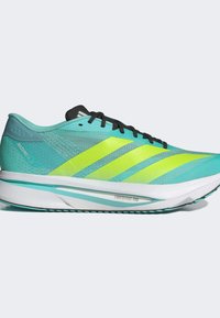 Scarpa da corsa aqua con accenti gialli e neri, tomaia in mesh traspirante e suola bianca leggera con marchio "LIGHTSTRIKE PRO".