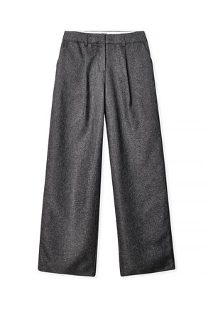 Donkergrijze wijde broek met riemlussen, voorsmouwen en een hoge taille, plat weergegeven op een witte achtergrond.