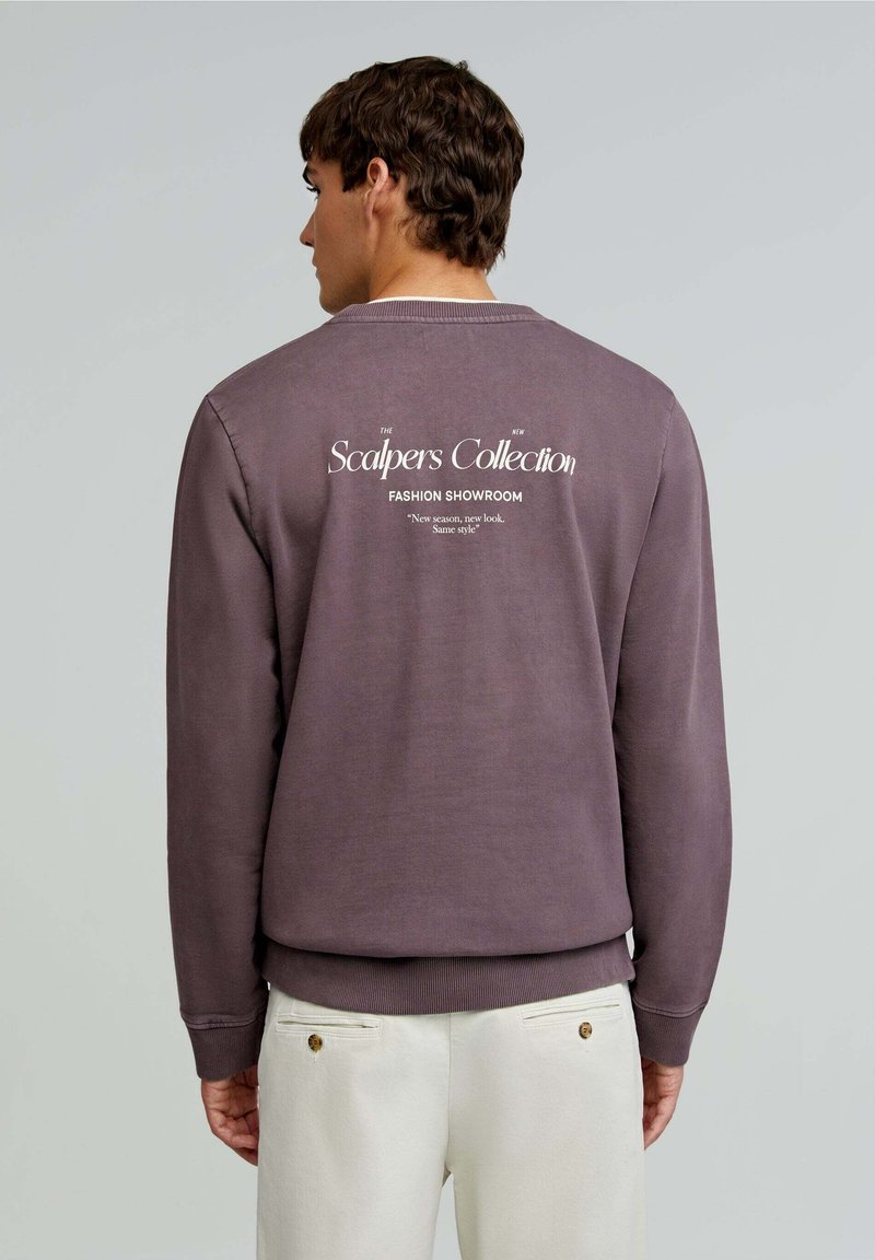 Felpa viola con polsini e orlo a coste, caratterizzata da un testo bianco sulla schiena che recita "Scalpers Collection Fashion Showroom".
