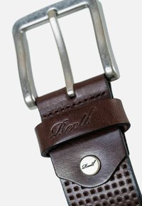 Cinturón de cuero marrón con una hebilla de metal cuadrada, que presenta un patrón texturizado, un logotipo grabado y un acabado suave en la correa.