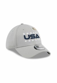 Helle graue Netz-Basketballmütze mit "USA" in marineblauer Stickerei und weißen Sternen, die den Text umgeben. Enthält ein kleines Abzeichen und einen Größenaufkleber.