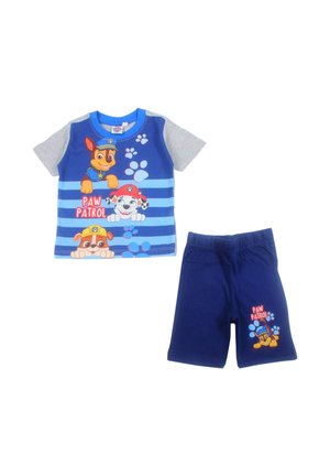 T-shirt bleu et gris Paw Patrol pour enfants avec trois personnages et short bleu assorti avec un personnage de Paw Patrol et des empreintes de pattes.