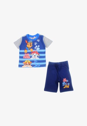 T-shirt bleu et gris Paw Patrol pour enfants avec trois personnages et short bleu assorti avec un personnage de Paw Patrol et des empreintes de pattes.