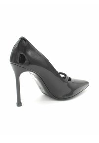 Czarne lakierowane buty na wysokim obcasie z wąskim noskiem i wycięciem z tyłu, z cienkim obcasem typu stiletto i błyszczącą powierzchnią.