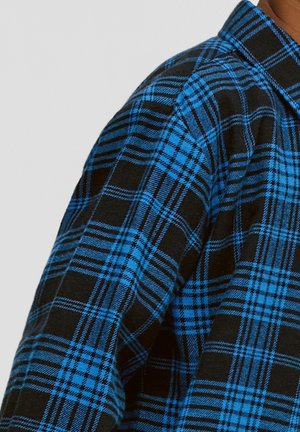 Schwarz-blaues Karomuster Hemd mit Kragen; besteht aus einem strukturierten Stoff mit sich kreuzenden Linien und Quadraten, die ein auffälliges Muster erzeugen.