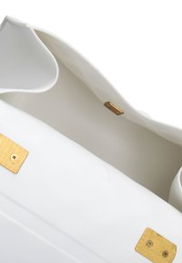 Witte handtas met een gladde textuur en een zachte, ronde vorm. Beschikt over gouden hardware accenten en een strakke, minimalistische interieurontwerp.