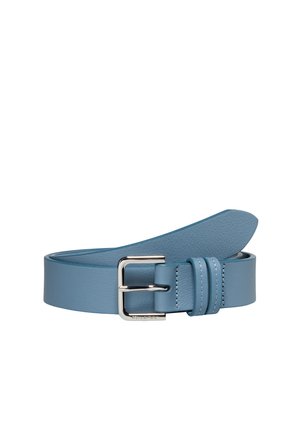 Blauwe leren riem met zilverkleurige vierkante gesp, twee riemlussen en een gestructureerde afwerking, opgerold op een witte achtergrond.