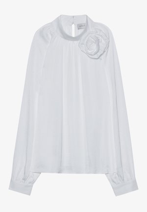 Witte blouse met lange mouwen en een ronde halslijn, met een keyhole-detail aan de achterkant en een decoratieve stoffen roos op de linkerschouder. Zacht, lichtgewicht materiaal.