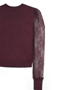 Maglione borgogna con collo a giro in costina e corpo lavorato a maglia; una manica presenta dettagli in pizzo trasparente e polsino a costina.