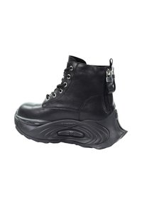 Czarne botki za kostkę z zaokrąglonym noskiem, skórzaną cholewką, kontrastową gumową podeszwą i wiązaniem na sznurówki. Posiadają boczny zamek błyskawiczny oraz teksturowane akcenty.