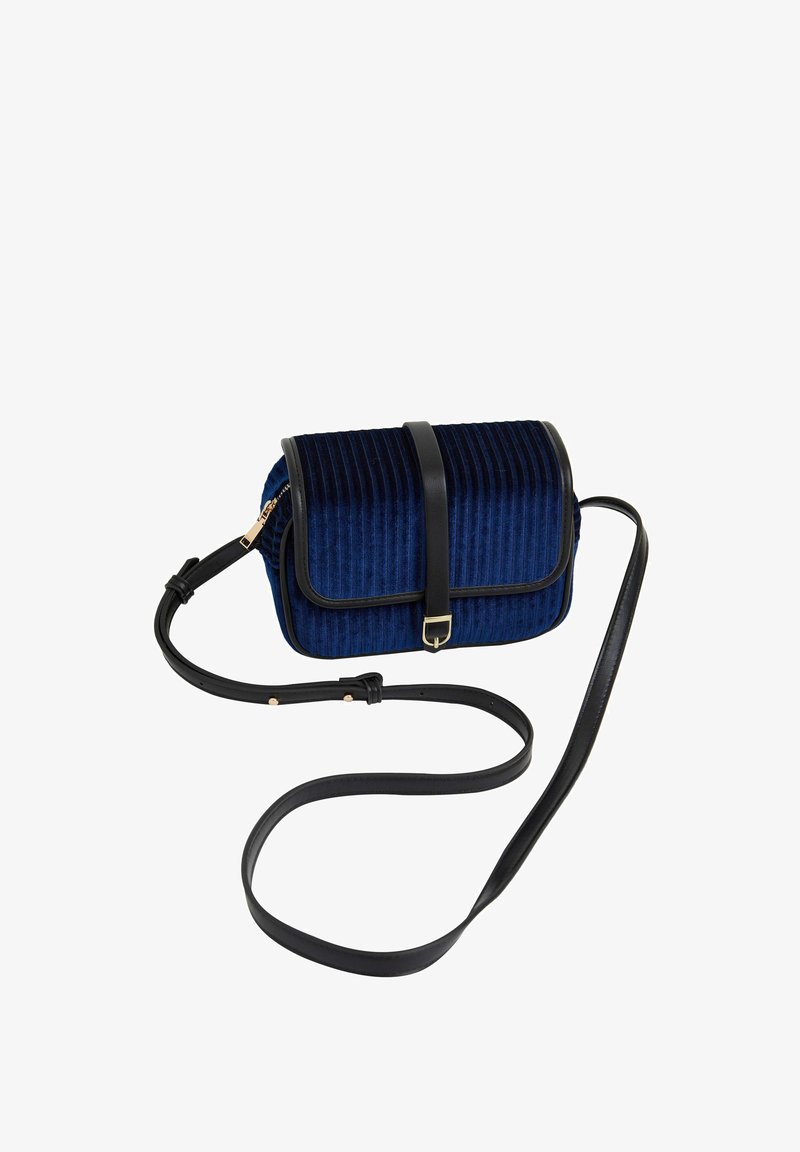 Marinblå kordfloret crossbody-väska med svarta läderdetaljer, spänne med klaff, guldfärgade metallaccenter och justerbar rem. Texturerade vertikala linjer.