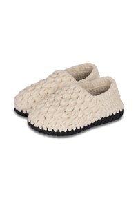 Grube kremowe kapcie dzianinowe z teksturowaną cholewką, zaokrąglonym noskiem oraz czarną gumową podeszwą zapewniającą trwałość i przyczepność.