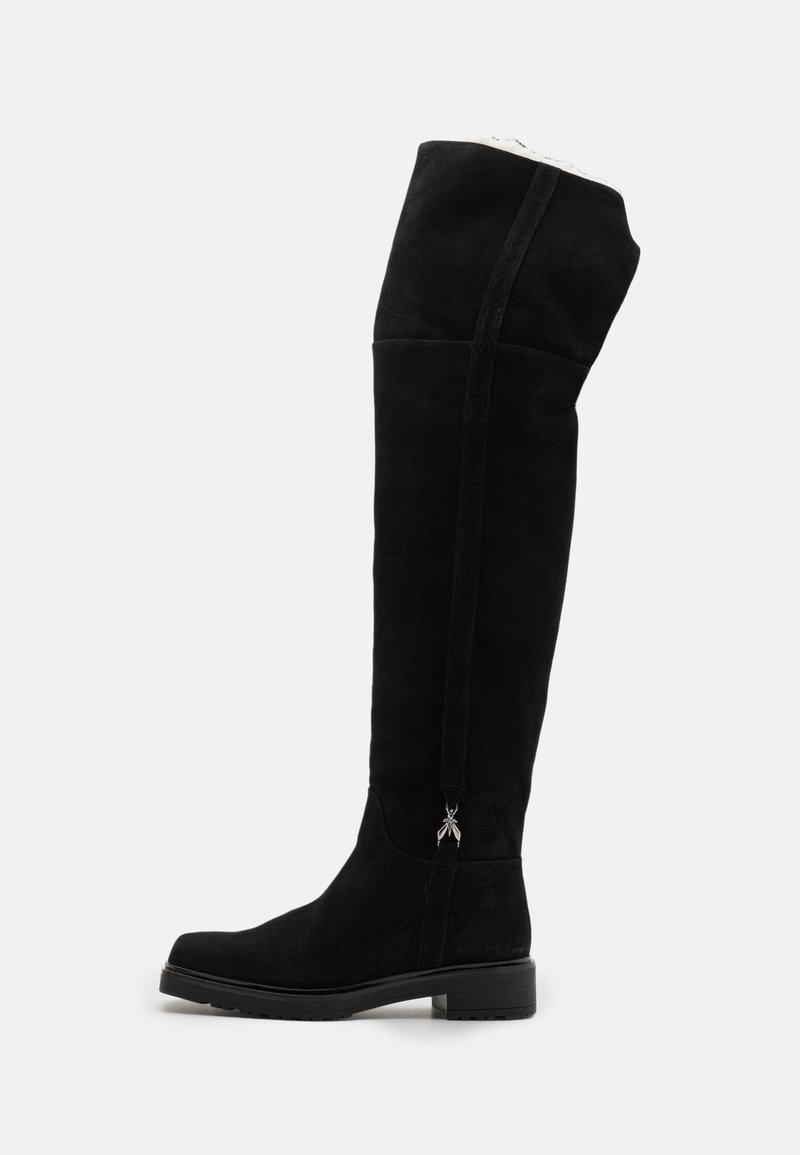 Botas negras de ante por encima de la rodilla, con un ligero tacón, cremallera lateral con un charm decorativo y un diseño elegante y suave.