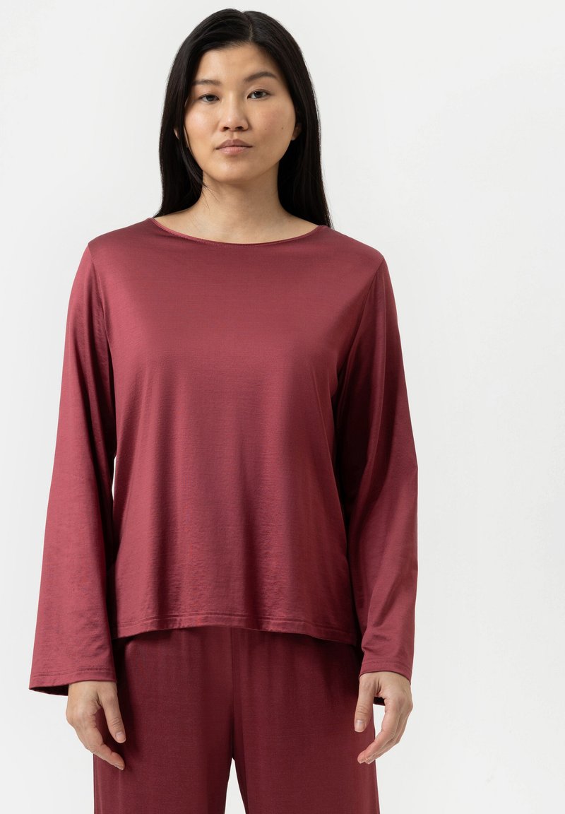 Bordeaux lange mouw top gemaakt van een soepele, lichtgewicht stof, met een bootnek en een ontspannen pasvorm, gecombineerd met bijpassende broek.