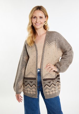 Strickjacke in Beige und Braun mit geometrischen Mustern, lockerer Passform und langen Ärmeln, aus weichen, strukturierten Materialien gefertigt.