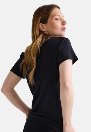 T-shirt noir à manches courtes en tissu doux, avec une coupe décontractée et un col arrondi. Texture lisse avec des détails de conception minimaux.