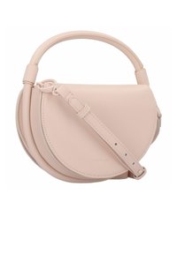 Bolso de cuero rosa con un diseño curvado, asa superior y correa ajustable. Presenta un logo discreto y una textura suave.