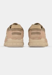 Bež tenisice od antilopa i mrežice s ojačanim prstom i petom, teksturiranom stražnjom pločom, podignutim potplatom s gaznim slojem i reljefnim detaljem "Saucony".