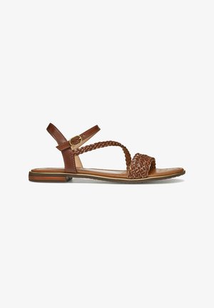 Sandalias de cuero marrón con un diseño de tiras trenzadas, hebilla en el tobillo y suela plana. Las sandalias tienen un acabado suave y un hardware mínimo.