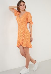 LELA FLORAL V NECK RUFFLE DETAIL MINI  - Denné šaty - orange color