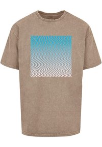 Brun bomulds T-shirt med afslappet pasform, prydet med et firkantet grafisk motiv af blå og hvide bølgemønstre i midten. Korte ærmer, rund hals.