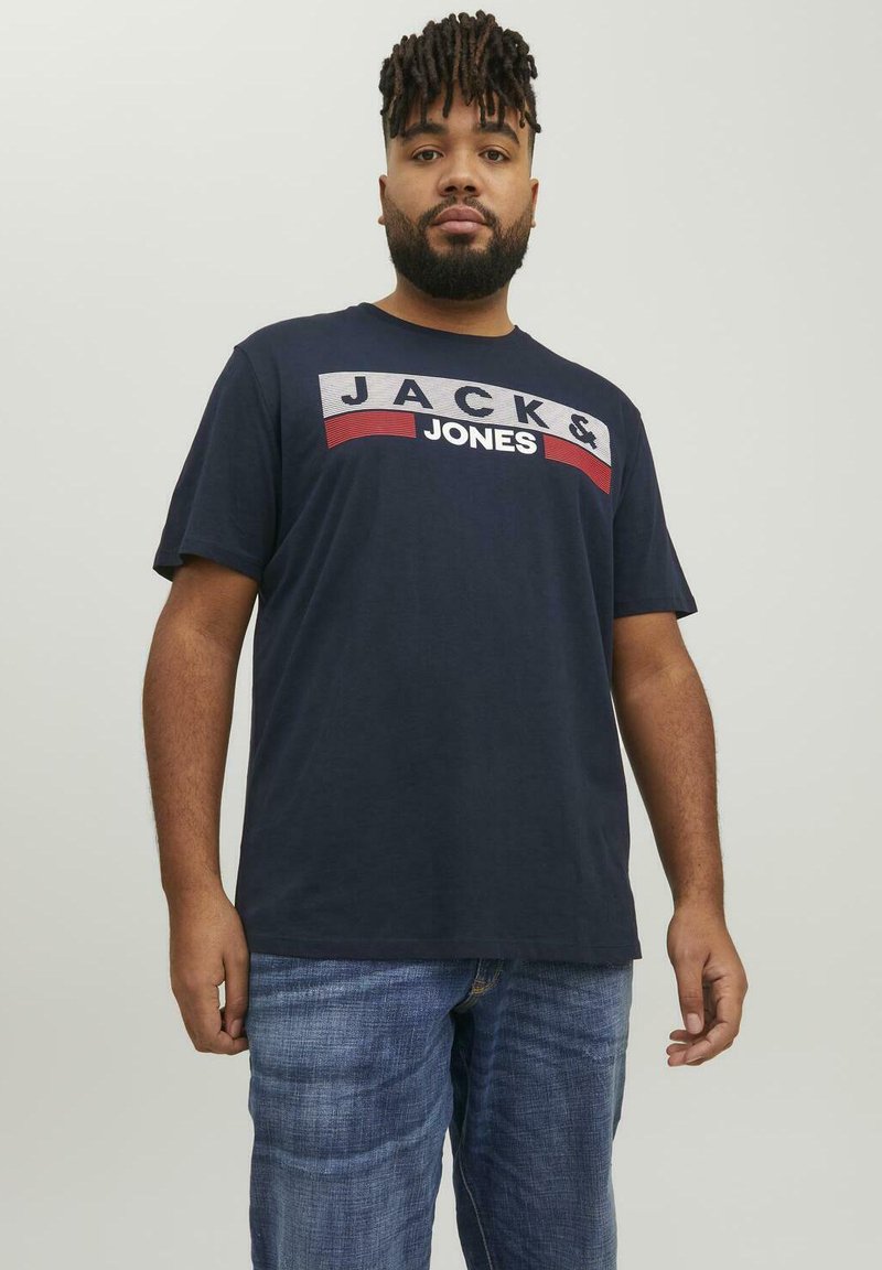 Navyblaues Baumwoll-T-Shirt mit kurzen Ärmeln, mit einem Frontmotiv von "JACK & JONES" in Weiß und Rot, klassischer Rundhalsausschnitt.