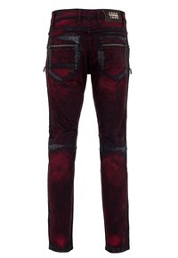 Rote Denim-Jeans mit einem schmalen Design, kontrastierenden schwarzen Akzenten, mehreren Reißverschlusstaschen und einer strukturierten Oberfläche.