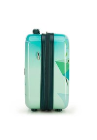 Valigia rigida con un gradiente teal, caratterizzata da grafiche geometriche verdi, una cerniera verde scuro e un meccanismo di blocco argentato.