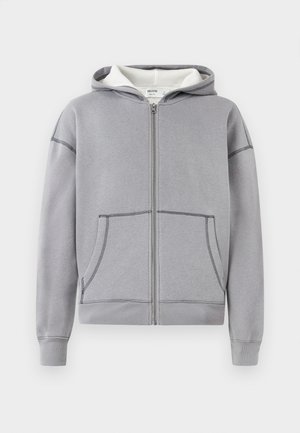 Šedá mikina s opaskem, předními kapsami, žebrovanými manžetami a spodním lemem, texturovanou bílou podšívkou a kontrastními švy.