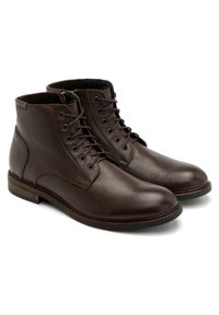 Brązowe skórzane botki za kostkę z okrągłymi noskami, sznurowaniem, miękką podszewką i drewnianym detalem obcasa. Teksturowane wykończenie z subtelnymi przeszyciami.