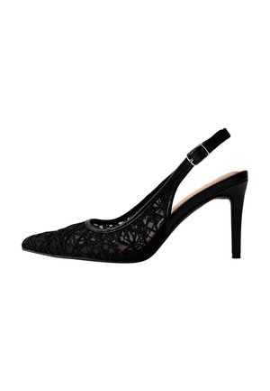 Scarpa slingback nera con tacco alto, punta appuntita, parte superiore in pizzo e cinturino regolabile con fibbia su sfondo bianco.