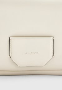 AllSaints MADEA SHOULDER BAG - Taška cez plece - desert white