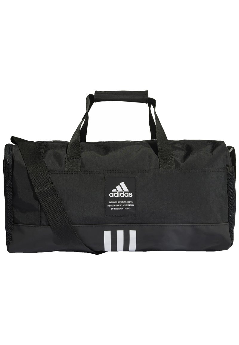 Bolsa de deporte negra con asas dobles, bolsillo lateral de malla, forma rectangular y acentos de rayas blancas. Presenta un parche con el logo de Adidas.