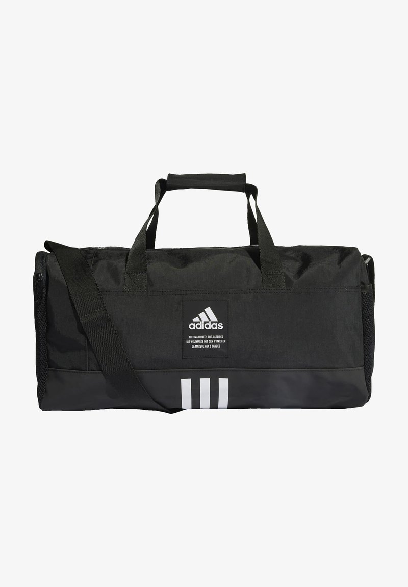 Bolsa de deporte negra con asas dobles, bolsillo lateral de malla, forma rectangular y acentos de rayas blancas. Presenta un parche con el logo de Adidas.