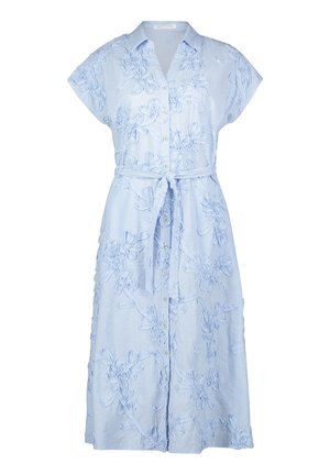 Hellblaues Midikleid mit Blumenstickerei, kurzen Ärmeln, Knopfleiste vorne, Kragen und einem Taillengürtel.