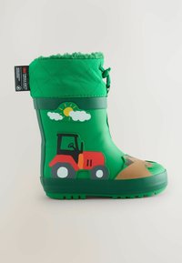 Botas de lluvia de goma verde con parte superior acolchada, que presentan un diseño de tractor y un sol con nubes. Suela texturizada para un mejor agarre. Forradas con un material verde de contraste.