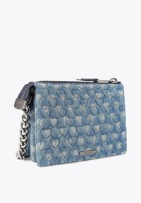 Pochette en denim matelassé bleu clair avec un motif de cœurs. Comprend une bandoulière chaîne ton argent et une fermeture éclair. Plaque logo à l'avant.