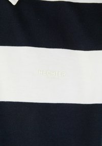 Marineblau- und weißgestreiftes Poloshirt aus weichem Stoff, mit dem Logo "HECHTER PARIS" in hellen Stickereien auf der Vorderseite. Klassischer Kragenstil.