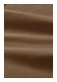 Tessuto marrone con una finitura liscia, caratterizzato da pieghe e crease morbide. Il colore è uniforme, senza motivi o hardware visibili.