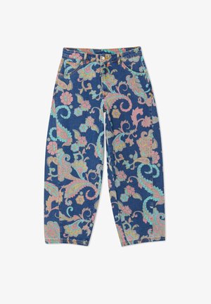 Τζιν παντελόνια με ψηλή μέση και φαρδιά πόδια, με πολύχρωμο σχέδιο πεϊσλί σε ροζ, κίτρινο και τιρκουάζ σε σκούρο μπλε φόντο.