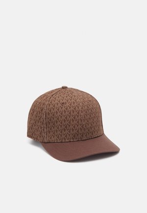 Casquette de baseball marron avec un motif "MK" répété sur toute la surface et une visière incurvée sur un fond uni.