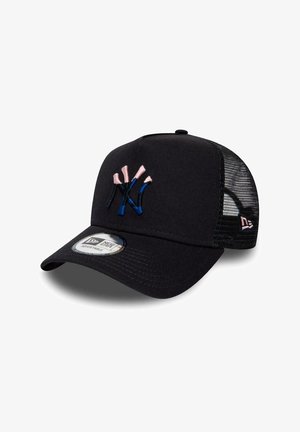 Schwarze Trucker-Kappe aus Mesh mit gebogenem Schirm, verstellbarem Riemen und gesticktem New York Yankees-Logo in Pink und Blau auf der Vorderseite.
