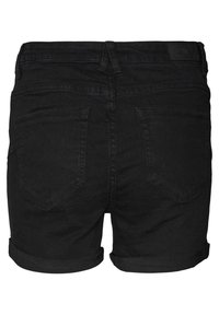 Shorts en denim noir avec des ourlets roulés, dotés de deux poches arrière et d'une texture lisse. Le design est simple et ajusté.