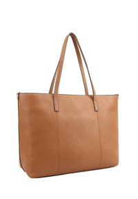 Tan leren tote bag met een gladde textuur, twee lange handvatten en subtiele stiksels; gestructureerde vorm zonder zichtbare hardware of accenten.