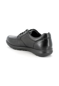 Scarpa casual nera in pelle con lacci e suola in gomma, mostrata da un leggero angolo posteriore su uno sfondo bianco.